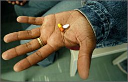 Tabletten für eine antiretrovirale Behandlung von HIV/AIDS in der Hand einer infizierten Frau in Botswana 